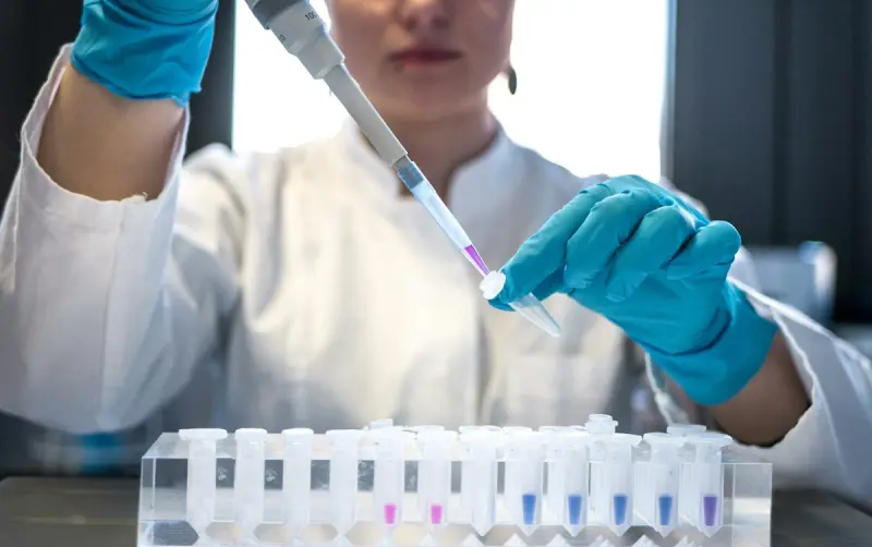 Pipeteo de muestras en tubos de PCR