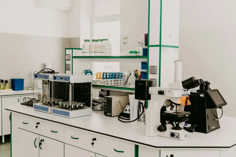 Mesa de laboratorio con microscopio y equipos de análisis