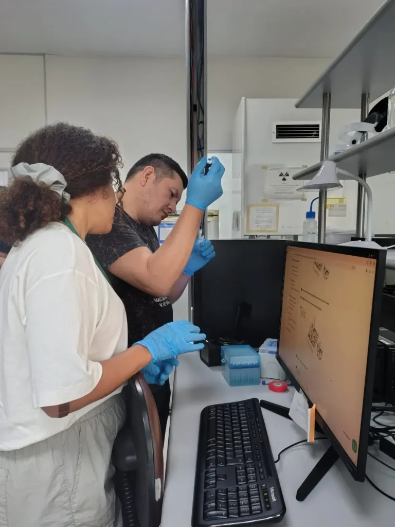 Práctica de laboratorio durante la capacitación en Brasil