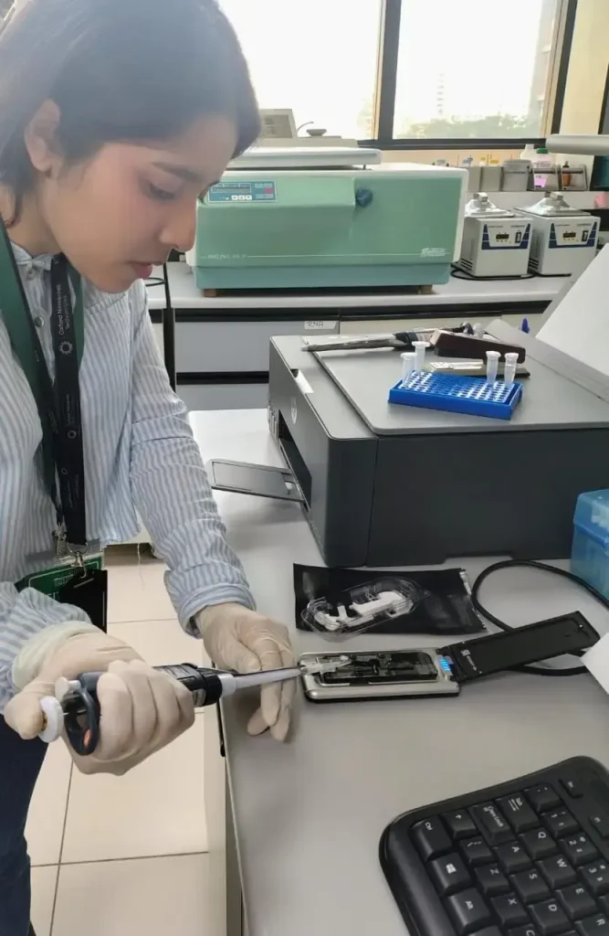 Trabajo práctico con equipos de secuenciación durante la capacitación en Brasil